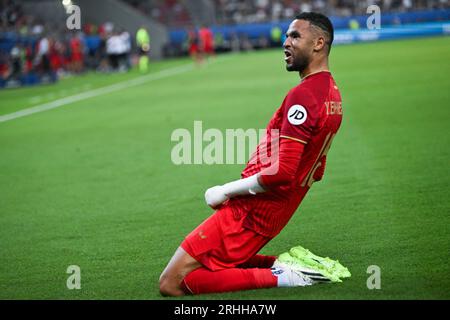 Piräus, Griechenland. 16. August 2023: Youssef EN-Nesyri aus Sevilla feiert, nachdem er im Georgios Karaiskakis Stadion in Piräus, Griechenland, beim UEFA-Superpokal 2023 zwischen Manchester City FC und Sevilla FC geschossen hat. August 2023. (Foto: Nikola Krstic/Alamy) Stockfoto