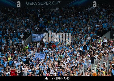 Piräus, Griechenland. 16. August 2023: Die Fans von Manchester City feiern den Sieg beim UEFA Super Cup 2023-Spiel zwischen Manchester City FC und Sevilla FC im Georgios Karaiskakis Stadion in Piräus, Griechenland. August 2023. (Foto: Nikola Krstic/Alamy) Stockfoto