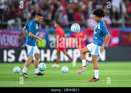 Piräus, Griechenland. 16. August 2023: Rico Lewis aus Manchester City erwärmt sich während des UEFA-Superpokal-Spiels 2023 zwischen Manchester City FC und Sevilla FC im Georgios Karaiskakis Stadium in Piräus, Griechenland. August 2023. (Foto: Nikola Krstic/Alamy) Stockfoto