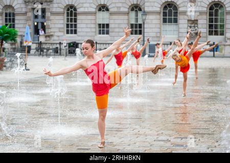 London, Großbritannien. 17. August 2023. Tänzerinnen und Tänzer des Shobana Jeyasingh Dance Proben „Kontrapunkt“ in den Springbrunnen des Somerset House vor ihren Auftritten am Wochenende im Rahmen des Inside Out Festivals des Westminster City Council. Quelle: Stephen Chung / Alamy Live News Stockfoto