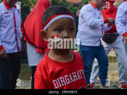 Bogor, West Java, Indonesien. Aug. 2023. Ein Junge nimmt an einer Zeremonie während des 78. Indonesischen Unabhängigkeitstags auf dem Fluss Ciliwung Teil. (Bild: © Adriana Adie/ZUMA Press Wire) NUR REDAKTIONELLE VERWENDUNG! Nicht für kommerzielle ZWECKE! Stockfoto