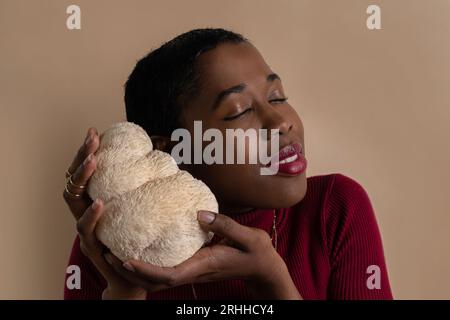 Eine wunderschöne Familie, die Löwenmähnenpilze hält Stockfoto