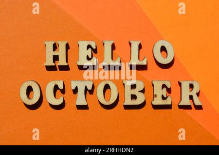 Hallo Oktober, Wörter in Holzbuchstaben isoliert auf dem Hintergrund als Banner-Überschrift Stockfoto