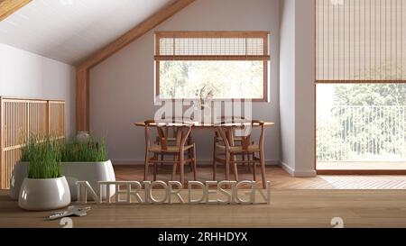 Holztisch, Schreibtisch oder Regal mit Gras-Topfpflanze, Hausschlüssel und 3D-Buchstaben, die die Worte Innenarchitektur, über japandi Esszimmer, Projekt Konz Stockfoto