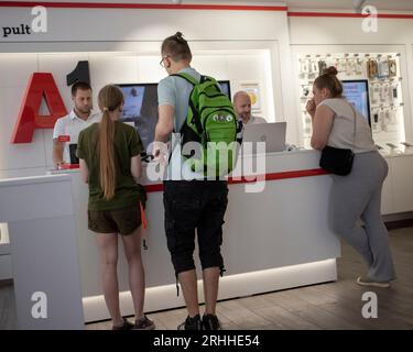 Belgrad, Serbien, 14. August 2023: Kundendienstmitarbeiter und Kunden im A1 Telekom Kundenservice Stockfoto