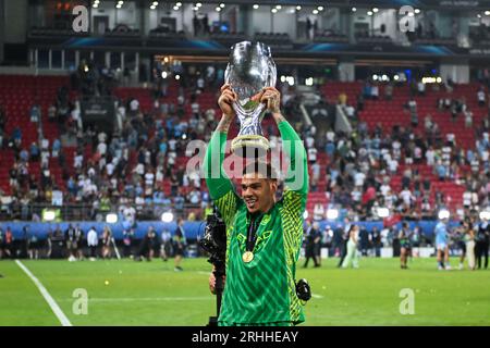 Piräus, Griechenland. 16. August 2023: Torhüter Ederson aus Manchester City feiert mit der Trophäe beim UEFA Super Cup 2023-Spiel zwischen Manchester City FC und Sevilla FC im Georgios Karaiskakis Stadion in Piräus, Griechenland. August 2023. (Foto: Nikola Krstic/Alamy) Stockfoto