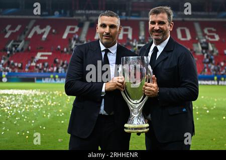 Piräus, Griechenland. 16. August 2023: Der Vorsitzende von Manchester City, Khaldoon Al Mubarak, und Ferran Soriano posieren mit Trophäe während des UEFA-Superpokal-Spiels 2023 zwischen Manchester City FC und Sevilla FC im Georgios Karaiskakis Stadion in Piräus, Griechenland. August 2023. (Foto: Nikola Krstic/Alamy) Stockfoto