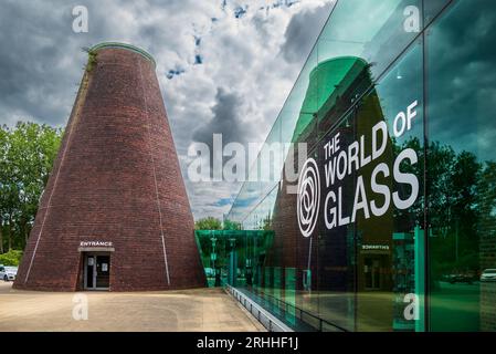 Der riesige ehemalige Ofen an der St. Das Helens World of Glass Museum bildet heute den Haupteingang. Stockfoto