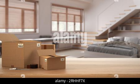 Holztisch, Schreibtisch oder Regal mit Stapel von Kartonagen über verschwommenem Blick auf Schlafzimmer mit Treppe, moderne Inneneinrichtung, Moving House Concept wi Stockfoto