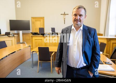 München, Deutschland. Aug. 2023. Stephan Knabe, Aufsichtsratsvorsitzender der Deutschen Regas, steht vor Prozessbeginn im Gerichtssaal. Die Deutsche Regas verteidigt sich mit einer einstweiligen Verfügung gegen Vorwürfe von Einsprechern von LNG in Binz im Streit um ein an der Küste Rügens geplantes Terminal für Flüssigerdgas (LNG). Die Deutsche Regas verklagt gegen bestimmte Aussagen zum Hintergrund der Investoren, zur Finanzierung des Unternehmens und zur Geschäftstätigkeit von Unternehmen des Geschäftsführers. Quelle: Peter Kneffel/dpa/Alamy Live News Stockfoto