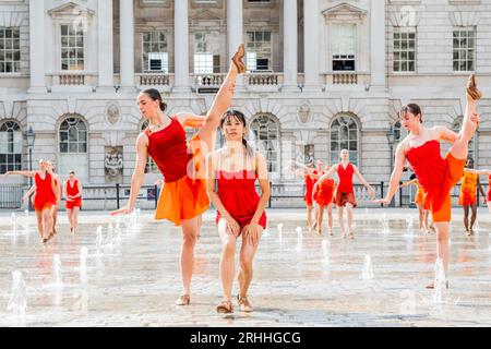 London, Großbritannien. Aug. 2023. Tänzerinnen und Tänzer von Shobana Jeyasingh Dance üben Kontrapunkt in den Springbrunnen im Somerset House vor den Aufführungen dieses Wochenendes im Rahmen des Inside Out Festivals des Westminster City Council. Guy Bell/Alamy Live News Stockfoto