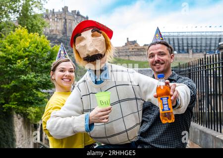 Edinburgh, Schottland, Großbritannien, 17. August 2023. Bill’s 44th at Edinburgh Festival Fringe: Bill umarmt alle schottischen Dinge, trägt einen See You Jimmy Tam O’Shanter Hut und trinkt Irn Bru mit Edinburgh Castle im Hintergrund, gesehen vom berühmten Vennel. Diese Marionettenshow stammt von den New Yorker Puppenspielern Dorothy James und Andy Manjuck. Sally Anderson/Alamy Live News Stockfoto