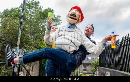 Edinburgh, Schottland, Großbritannien, 17. August 2023. Bill’s 44th at Edinburgh Festival Fringe: Bill umarmt alle schottischen Dinge, trägt einen See You Jimmy Tam O’Shanter Hut und trinkt Irn Bru mit Edinburgh Castle im Hintergrund, gesehen vom berühmten Vennel. Diese Marionettenshow stammt von den New Yorker Puppenspielern Dorothy James und Andy Manjuck. Sally Anderson/Alamy Live News Stockfoto