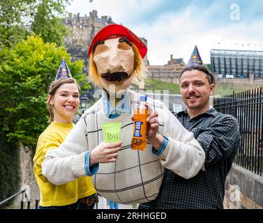 Edinburgh, Schottland, Großbritannien, 17. August 2023. Bill’s 44th at Edinburgh Festival Fringe: Bill umarmt alle schottischen Dinge, trägt einen See You Jimmy Tam O’Shanter Hut und trinkt Irn Bru mit Edinburgh Castle im Hintergrund, gesehen vom berühmten Vennel. Diese Marionettenshow stammt von den New Yorker Puppenspielern Dorothy James und Andy Manjuck. Sally Anderson/Alamy Live News Stockfoto