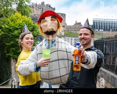 Edinburgh, Schottland, Großbritannien, 17. August 2023. Bill’s 44th at Edinburgh Festival Fringe: Bill umarmt alle schottischen Dinge, trägt einen See You Jimmy Tam O’Shanter Hut und trinkt Irn Bru mit Edinburgh Castle im Hintergrund, gesehen vom berühmten Vennel. Diese Marionettenshow stammt von den New Yorker Puppenspielern Dorothy James und Andy Manjuck. Sally Anderson/Alamy Live News Stockfoto