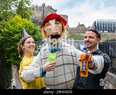 Edinburgh, Schottland, Großbritannien, 17. August 2023. Bill’s 44th at Edinburgh Festival Fringe: Bill umarmt alle schottischen Dinge, trägt einen See You Jimmy Tam O’Shanter Hut und trinkt Irn Bru mit Edinburgh Castle im Hintergrund, gesehen vom berühmten Vennel. Diese Marionettenshow stammt von den New Yorker Puppenspielern Dorothy James und Andy Manjuck. Sally Anderson/Alamy Live News Stockfoto