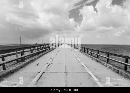 Die 7 Meilen lange Brücke mit der alten Brücke von 1912 auf der rechten Seite betreten Stockfoto