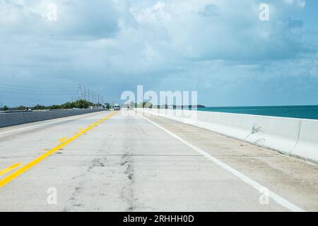 Sie erreichen die 11-Meilen-Brücke in den Schlüsseln in der Nähe von playa honda Stockfoto