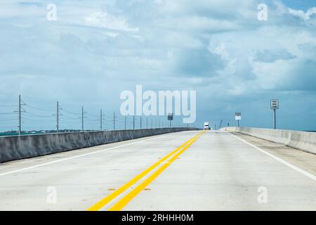 Sie erreichen die 11-Meilen-Brücke in den Schlüsseln in der Nähe von playa honda Stockfoto