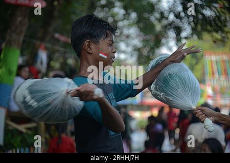 Bogor, West Java, Indonesien. Aug. 2023. Kinder nehmen an einem Kissenkampf Teil, während der Feiern zum 78. Unabhängigkeitstag Indonesiens in einem Dorf in Bogor. (Bild: © Adriana Adie/ZUMA Press Wire) NUR REDAKTIONELLE VERWENDUNG! Nicht für kommerzielle ZWECKE! Stockfoto