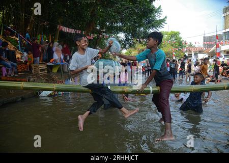 Bogor, West Java, Indonesien. Aug. 2023. Kinder nehmen an einem Kissenkampf Teil, während der Feiern zum 78. Unabhängigkeitstag Indonesiens in einem Dorf in Bogor. (Bild: © Adriana Adie/ZUMA Press Wire) NUR REDAKTIONELLE VERWENDUNG! Nicht für kommerzielle ZWECKE! Stockfoto