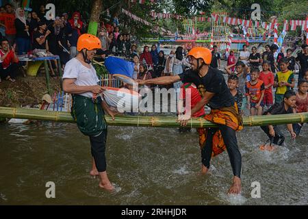 Bogor, West Java, Indonesien. Aug. 2023. Die Menschen nehmen an einem Kissenkampf Teil, während der Feierlichkeiten zum 78. Unabhängigkeitstag Indonesiens in einem Dorf in Bogor. (Bild: © Adriana Adie/ZUMA Press Wire) NUR REDAKTIONELLE VERWENDUNG! Nicht für kommerzielle ZWECKE! Stockfoto