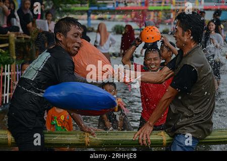 Bogor, West Java, Indonesien. Aug. 2023. Die Menschen nehmen an einem Kissenkampf Teil, während der Feierlichkeiten zum 78. Unabhängigkeitstag Indonesiens in einem Dorf in Bogor. (Bild: © Adriana Adie/ZUMA Press Wire) NUR REDAKTIONELLE VERWENDUNG! Nicht für kommerzielle ZWECKE! Stockfoto