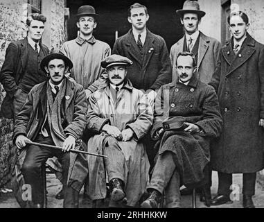 Ein Foto des frühen 20. Jahrhunderts von Cork Sinn Féin-Delegierten, die 1919 in Dublin verhandelten. Dazu gehörten Tomás Mac Curtain, der später von der Royal Irish Constabulary in seinem Haus erschossen wurde, und Terence McSwiney, der während eines Hungerstreiks im Brixton Prison, England, starb. Stockfoto