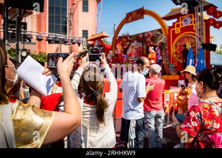 Thailänder und Touristen fotografieren die Tanz- und Gesangsshow anlässlich des chinesischen Neujahrs auf der Yaowarat Rd China Town, Bangkok Thailand. Stockfoto