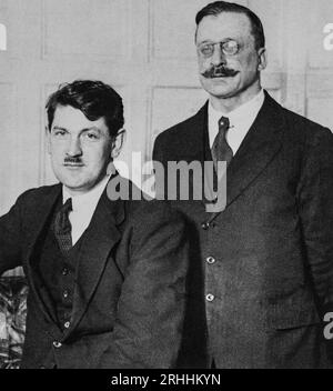 Ein Foto des frühen 20. Jahrhunderts von Michael Collins (1890–1922) und Arthur Griffith (1871–1922) nach der Unterzeichnung des englisch-irischen Vertrags im Jahr 1921. Der Widerstand gegen den vertrag führte zum Ausbruch eines Bürgerkriegs in Irland und Griffith starb kurz darauf an Überarbeit, Collins wurde in einem Hinterhalt in West-Cork von Aufständischen erschossen, die gegen den vertrag waren. Stockfoto