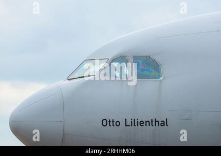 Die deutsche Luftwaffe Airbus A310-304/MRTT, Tankflugzeug mit dem Namen Otto Lilienthal, rollend in RAF Fairford, Gloucestershire, Großbritannien Stockfoto