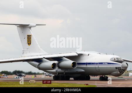 Die ukrainische Luftwaffe Ilyushin Il-76 ist ein offenes Transportflugzeug, das in der RAF Fairford zur Royal International Air Tattoo Airshow in Großbritannien fährt. UR-78820 Stockfoto