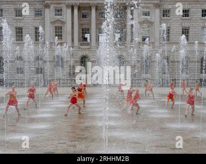 Somerset House, London, Großbritannien. 17. August 2023. 22 Tänzerinnen in leuchtend orangen Kostümen, die von Ursula Bombshell entworfen wurden, tanzen in den Springbrunnen des Somerset House in einer Kostümprobe für Shobana Jeyasinghs Kontrapunkt. Am Wochenende des 19-20. August 2023 gab es acht Aufführungen von Kontrapunkt, die Teil des Somerset House’s Summer in the Courtyard und des Westminster City Council’s Inside Out Festivals waren. Gutschrift: Malcolm Park/Alamy Stockfoto