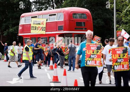 Die Bewohner von Uxbridge und Hiliingdon demonstrieren gegen Sadiq Khans geplante Erweiterung der ULEZ-Zone. Bild aufgenommen am 9. Juli 2023 Stockfoto