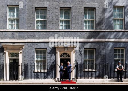 Der Präsident der Vereinigten Staaten Joe Biden besucht die Downing Street, die heute Morgen vom britischen Premierminister Rishi Sunak empfangen wurde. Bild aufgenommen am 10. Juli Stockfoto