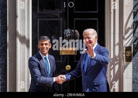 Der Präsident der Vereinigten Staaten Joe Biden besucht die Downing Street, die heute Morgen vom britischen Premierminister Rishi Sunak empfangen wurde. Bild aufgenommen am 10. Juli Stockfoto