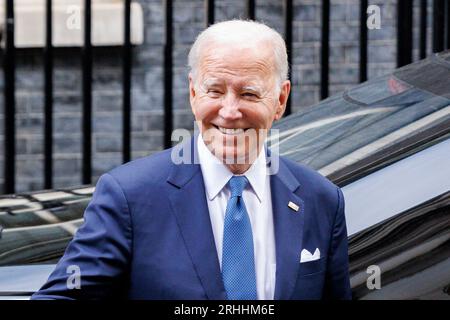 Der Präsident der Vereinigten Staaten Joe Biden besucht die Downing Street, die heute Morgen vom britischen Premierminister Rishi Sunak empfangen wurde. Bild aufgenommen am 10. Juli Stockfoto