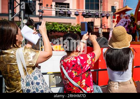 Thailänder und Touristen fotografieren die Tanz- und Gesangsshow anlässlich des chinesischen Neujahrs auf der Yaowarat Rd China Town, Bangkok Thailand. Stockfoto