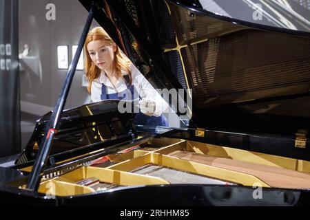 Die Public Exhibition of Freddie Mercury’s Personal Collection wird heute in Sotheby’s London eröffnet. Bild: Freddies Yamaha Grand wird voraussichtlich weitergehen Stockfoto