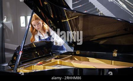 Die Public Exhibition of Freddie Mercury’s Personal Collection wird heute in Sotheby’s London eröffnet. Bild: Freddies Yamaha Grand wird voraussichtlich weitergehen Stockfoto