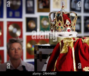 Die Public Exhibition of Freddie Mercury’s Personal Collection wird heute in Sotheby’s London eröffnet. Abgebildet: Freddie Mercury's charakteristische Krone und Cloa Stockfoto