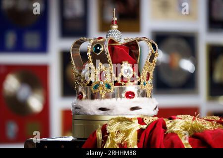 Die Public Exhibition of Freddie Mercury’s Personal Collection wird heute in Sotheby’s London eröffnet. Abgebildet: Freddie Mercury's charakteristische Krone und Cloa Stockfoto