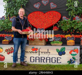 Southport, Merseyside. Wetter In Großbritannien 17. August 2023. Sonniger Start in den Tag mit David Barker. Die Goldmedaillengewinner schmecken das preisgekrönte Display frisch. Credit; MediaWorldImages/Alamy Live News Stockfoto