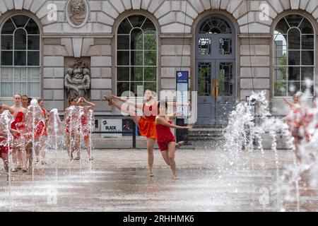 London, Großbritannien, 17. August 2023, Tänzer von Shobana Jeyasingh Dance Proben Kontrapunkt in den Springbrunnen im Somerset House vor den Aufführungen dieses Wochenendes im Rahmen des Inside Out Festivals des Westminster City Council., Andrew Lalchan Photography/Alamy Live News Stockfoto