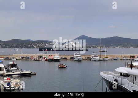 17. August 2023, Saint-Tropez, Frankreich Seabourn Pursuit Kreuzfahrt im Mittelmeerhafen von Saint-Tropez. Wetter, Sommer, Reisen, Landschaft, Touristen, Street, Credit Ilona Barna BIPHOTONEWS, Alamy Live News Stockfoto