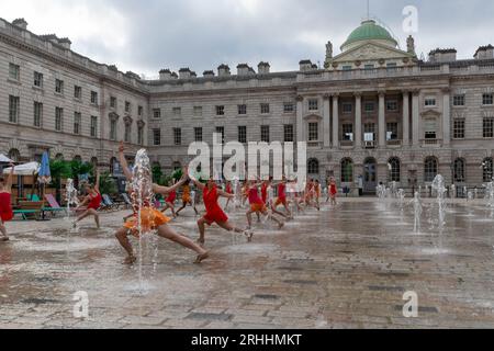 London, Großbritannien, 17. August 2023, Tänzer von Shobana Jeyasingh Dance Proben Kontrapunkt in den Springbrunnen im Somerset House vor den Aufführungen dieses Wochenendes im Rahmen des Inside Out Festivals des Westminster City Council., Andrew Lalchan Photography/Alamy Live News Stockfoto