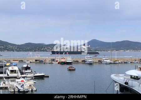 17. August 2023, Saint-Tropez, Frankreich Seabourn Pursuit Kreuzfahrt im Mittelmeerhafen von Saint-Tropez. Wetter, Sommer, Reisen, Landschaft, Touristen, Street, Credit Ilona Barna BIPHOTONEWS, Alamy Live News Stockfoto