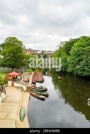 Veiw West entlang des Flusses Nidd Knaresborough Gorge, Knaresborough, North Yorkshire, England, Vereinigtes Königreich Stockfoto