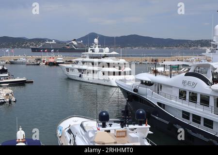 17. August 2023, Saint-Tropez, Frankreich Seabourn Pursuit Kreuzfahrt im Mittelmeerhafen von Saint-Tropez. Wetter, Sommer, Reisen, Landschaft, Touristen, Street, Credit Ilona Barna BIPHOTONEWS, Alamy Live News Stockfoto