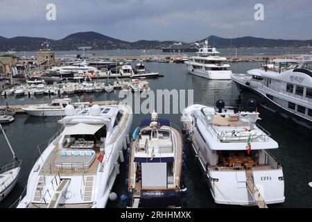 17. August 2023, Saint-Tropez, Frankreich Seabourn Pursuit Kreuzfahrt im Mittelmeerhafen von Saint-Tropez. Wetter, Sommer, Reisen, Landschaft, Touristen, Street, Credit Ilona Barna BIPHOTONEWS, Alamy Live News Stockfoto